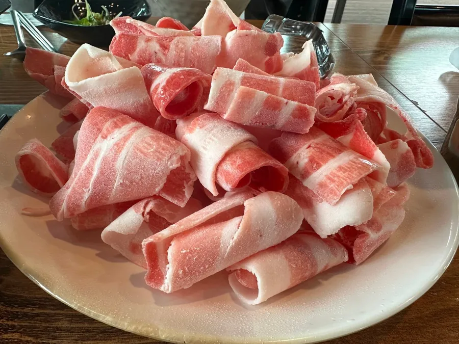 말아 놓은 대패삼겹살 한 접시