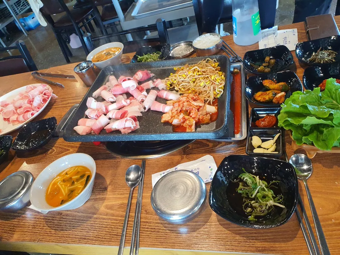 여러 사람이 함께 즐길 수 있는 고기 한 상